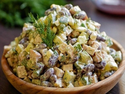 Салат фасолевый с курицей и гренками