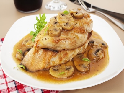 Куриная грудка с грибным соусом