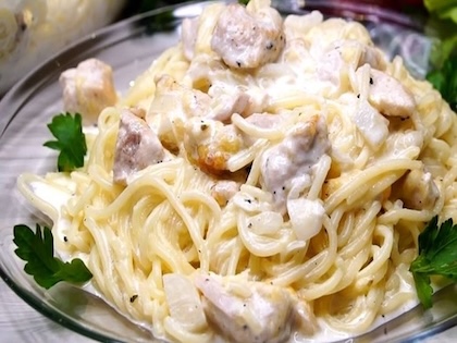 Спагетти с куриной грудкой в сливочном соусе